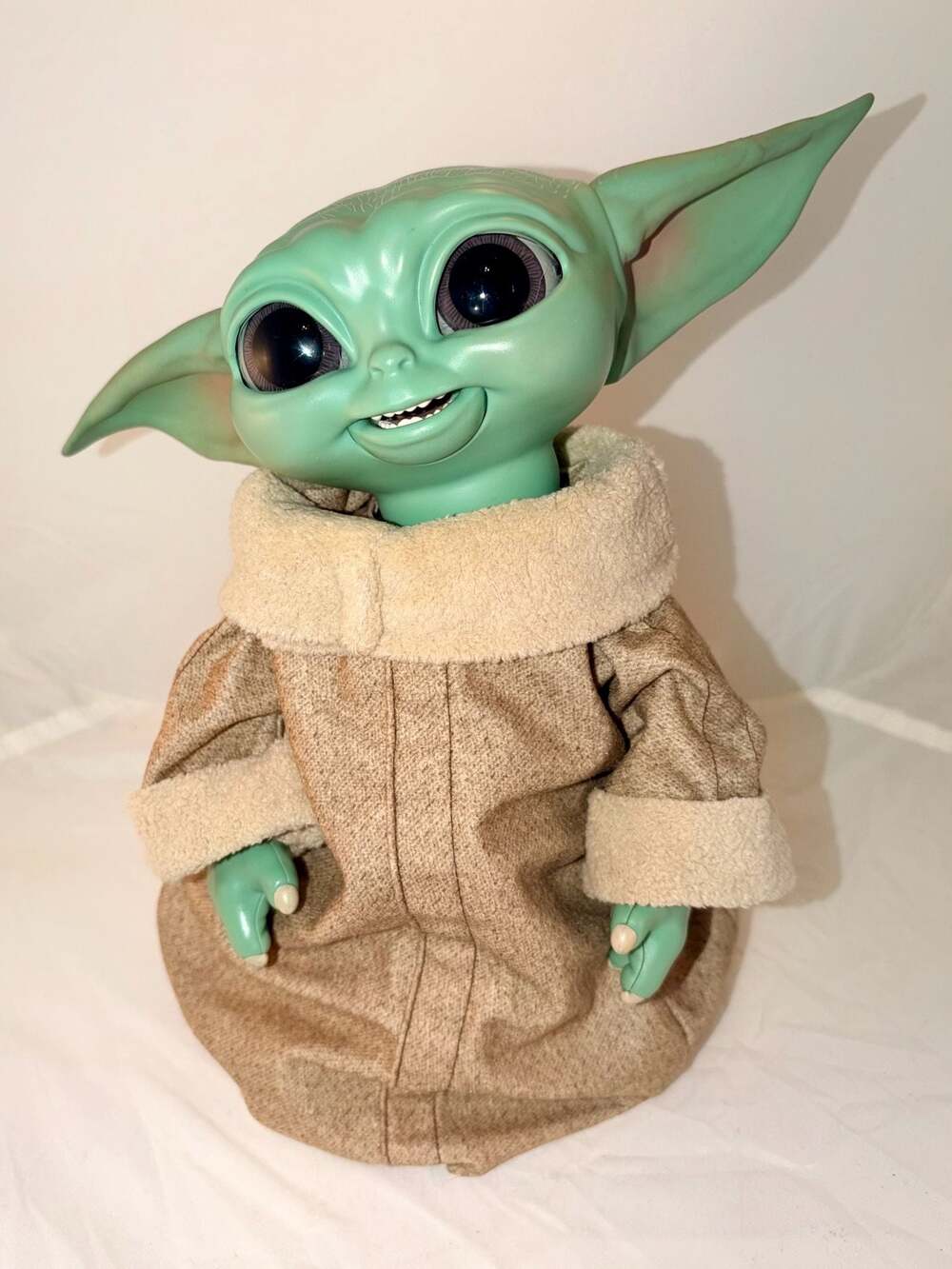 Hasbro Star Wars The Mandalorian Galactic Snackin' Grogu Animatronic Toy